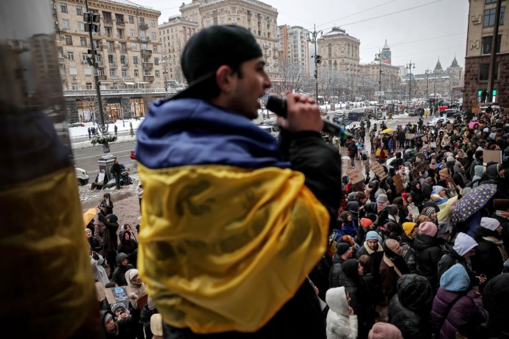 A városi költségvetésből a védelemre fordított nagyobb összeget követelnek tüntetők a kijevi önkormányzat előtt 2023. december 14-én, az Ukrajna elleni orosz háború alatt. Fotó: MTI/EPA