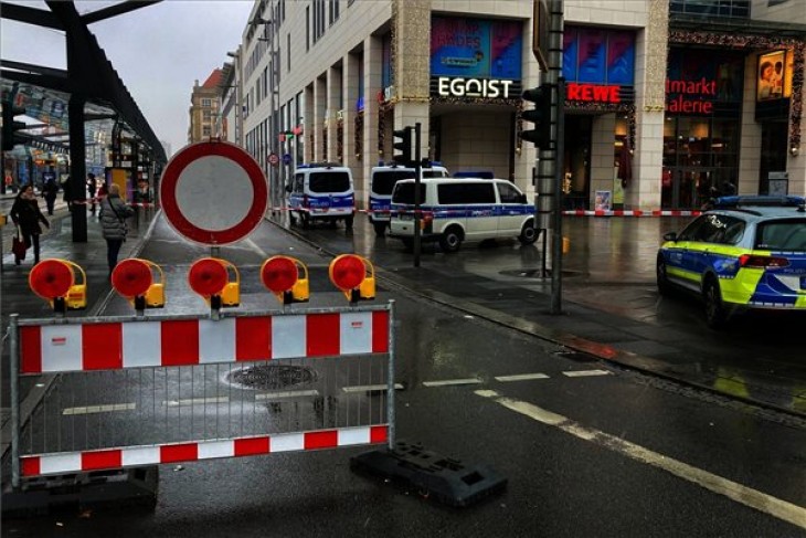Rendőrautók az Altmarkt-Galerie drezdai bevásárlóközpont előtt 2022. december 10-én, miután túszejtés történt az épületben. Fotó: MTI/AP/DPA/Jorg Schurig