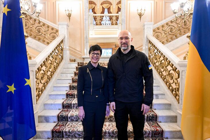 Marta Kos bővítési biztos az ukrán védelmi miniszter, Denisz Smihal mellett áll