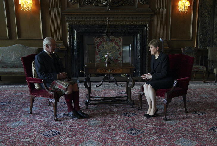 III. Károly brit király Nicola Sturgeon skót tartományi miniszterelnököt fogadja a királyi család hivatalos skóciai rezidenciáján, az edinbrughi Holyrood-palotában 2022. szeptember 12-én. Fotó: MTI/AP/PA pool/Peter Byrne
