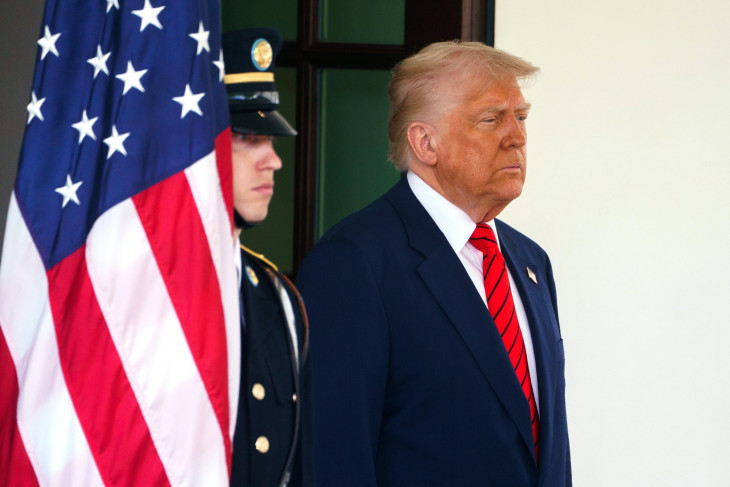 Donald Trump amerikai elnök Mark Carney kanadai miniszterelnök érkezésére vár a washingtoni Fehér Házban 2025. május 6-án. 