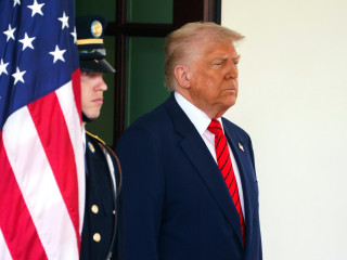Donald Trump amerikai elnök Mark Carney kanadai miniszterelnök érkezésére vár a washingtoni Fehér Házban 2025. május 6-án. 