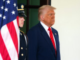 Donald Trump amerikai elnök Mark Carney kanadai miniszterelnök érkezésére vár a washingtoni Fehér Házban 2025. május 6-án. 