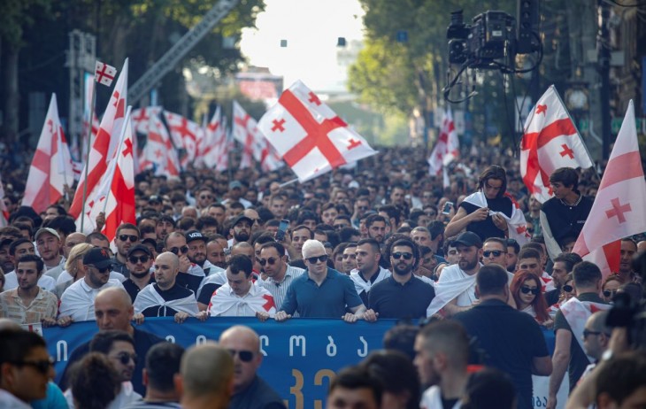 Bera Ivanisvili, a georgiai kormánypártot, a Georgiai Álom - Demokratikus Georgia pártot alapító milliárdos Bidzina Ivanisvili fia a kormánypártnak a „külföldiügynök-törvényt” támogató tbiliszi tüntetésén 2024. április 29-én. Az első olvasatban elfogadott törvényt az ellenzék élesen bírálja