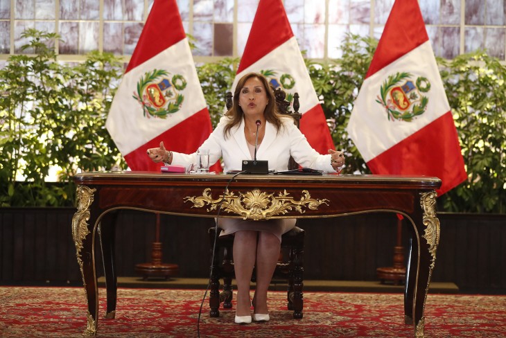 Dina Boluarte perui elnök sajtótájékoztatót tart Limában. Fotó: MTI/EPA/EFE/Paolo Aguilar 