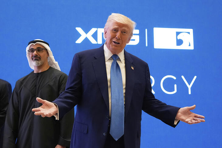 Donald Trump amerikai elnök széttárja a kezét, a háttérben Kálid bin Mohamed bin Zájid an-Nahajan abu-dzabi trónörökös 