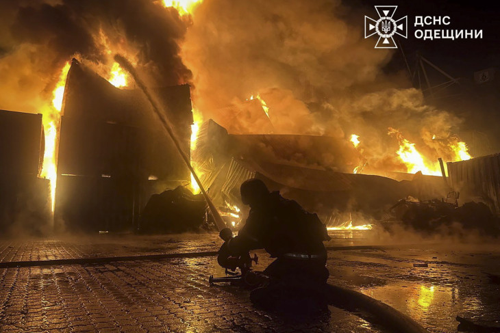 Az ukrán állami vészhelyzeti szolgálat felvételén tűzoltók küzdenek a lángok megfékezésén egy orosz dróntámadást követően Odesszában 2025. október 9-én