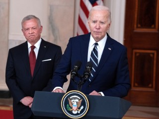 Joe Biden amerikai elbök és Abdullah  jordán király Washingtonban 2024. január 12-én. Fotó: EPA/CHRIS KLEPONIS 
