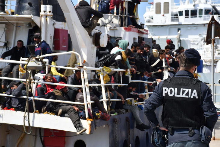 Akik átjutottak: Európába igyekvő illegális bevándorlók szállnak partra Cataniában 2023. április 12-én. A hajó fedélzetén mintegy 700 migráns utazott Olaszországba az olasz parti őrség egyik hajójának kíséretében. Fotó: MTI/EPA/ANSA/Orietta Scardino