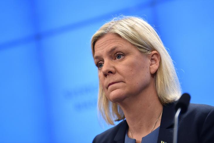 Magdalena Andersson svéd miniszterelnök, a Szociáldemokrata Párt elnöke sajtótájékoztatót tart a költségvetésről szóló szavazás után Stockholmban 2021. november 24-én. Andersson, Svédország első női miniszterelnöke megválasztása után néhány órával lemondott, miután a Zöld Párt kilépett a kormánykoalícióból az ellenzék által benyújtott, alternatív költségvetési tervezet elfogadása miatt. MTI/AP/TT Hírügynökség/Pontus Lundahl