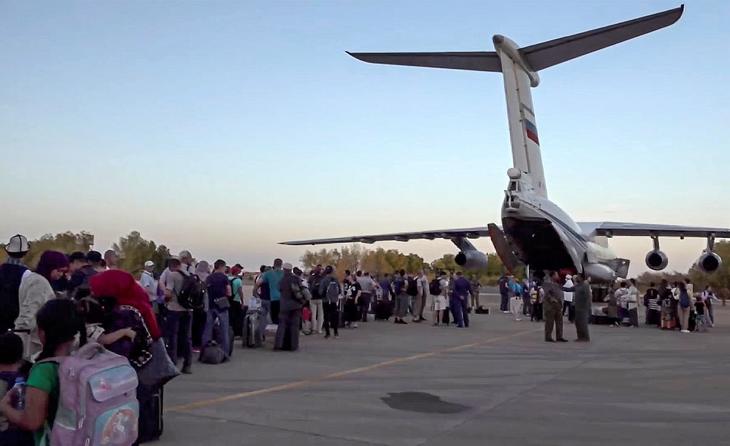 A külföldi állampolgárok jó részét repülőgéppel mentették ki, de mi lesz a helyiekkel? Fotó: MTI/EPA