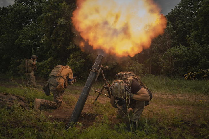 Ukrán katonák orosz állásokat lőnek a délkelet-ukrajnai Zaporizzsja régióban. Fotó: MTI/AP/Efrem Lukackij