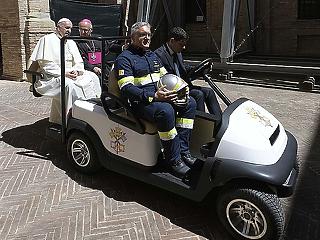 A nap képe: nem akármilyen járművel szállítják a pápát