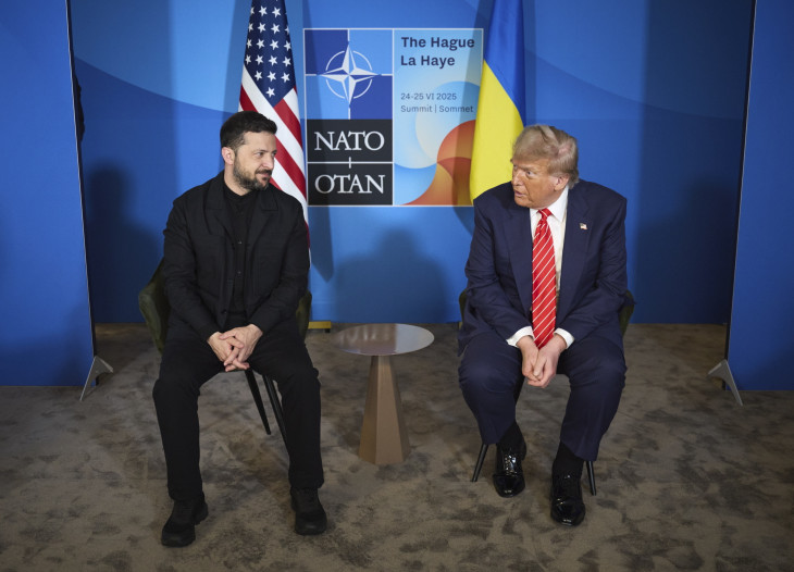 Ezúttal Trumpnak sem volt baja tárgyalópartnere ruhájával - de vannak, akik dollárszázezreket buktak rajta. Volodimir Zelenszkij ukrán (b) és Donald Trump amerikai elnök megbeszélése  a NATO-tagországok kétnapos csúcsértekezletének második napján, 2025. június 25-én Hágában