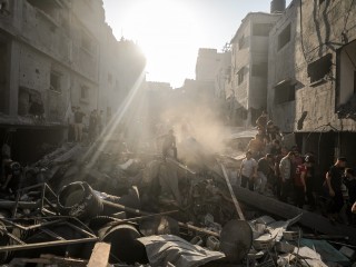 Izraeli légicsapásokban megsemmisült házak a Shati menekülttáborban a Gázai övezet nyugati részén 2023. október 12-én. Fotó: EPA/HAITHAM IMAD