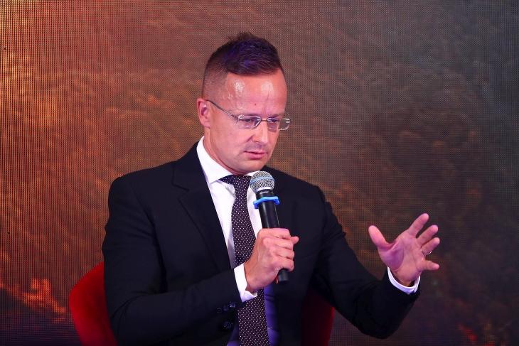 Megállapodás született Tunéziával a védettségi igazolványok kölcsönös elismeréséről. (MTI/EPA/PAP/Lukasz Gagulski)