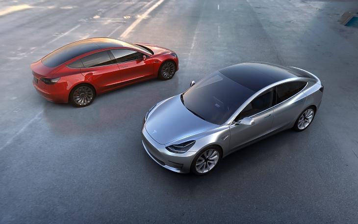 Két rekordot állított fel a Tesla egyszerre