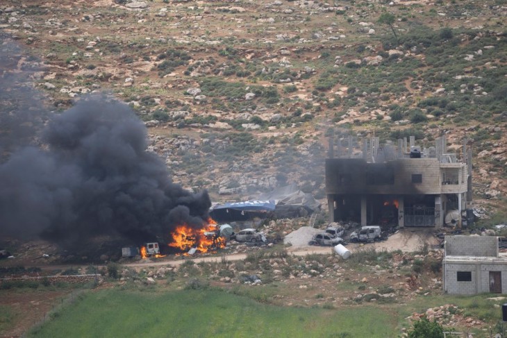 Az izraeli telepesek által felgyújtott palesztin lakóház lángol a ciszjordániai al-Mugajjir településen 2024. április 13-án. A gyújtogatást egy 14 éves izraeli fiú eltűnése és későbbi halála váltotta ki. A Hamász palesztin iszlamista szervezet fegyveresei 2023. október 7-én támadást indítottak Izrael ellen, az izraeli haderő pedig válaszul légi és szárazföldi hadműveleteket hajt végre a Gázai övezetben. 