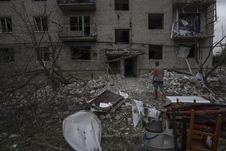  Megrongálódott lakóház a Donyeck megyei Csasziv Jarban. Fotó: MTI/AP