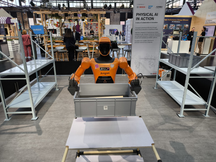 Mesterséges intelligenciával vezérelt humanoid robot munkavégzés közben 
