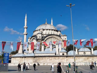 A város, ahol fürtökben lógnak a cicák, és sosem zár be a bazár