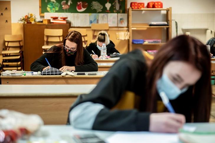 Diákok a matematika írásbeli érettségi vizsgán az egri Eszterházy Károly Egyetem Gyakorló Iskolájában 2020. május 5-én. MTI/Komka Péter