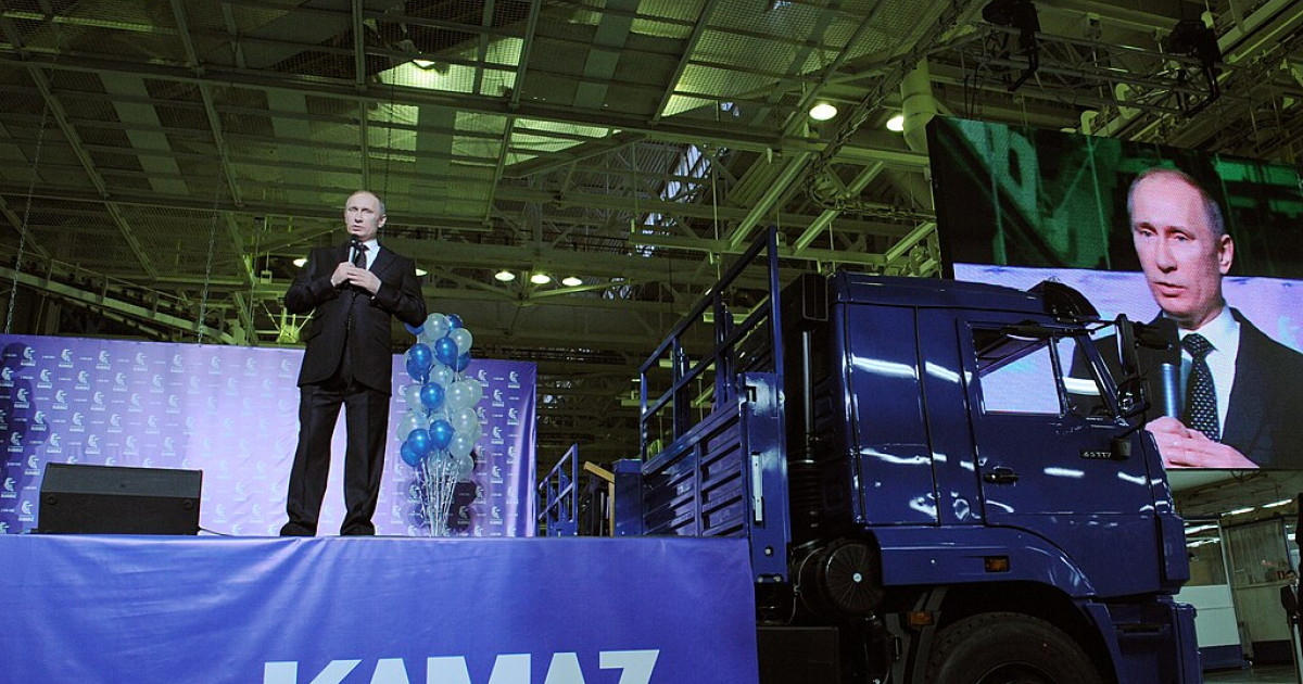 Vlagyimir Putyin orosz elnök korábban fellépett a Kamaz gyárban