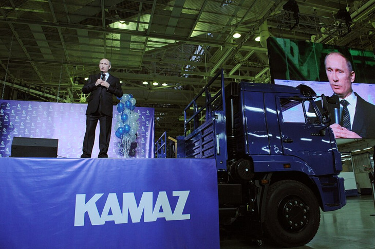 Vlagyimir Putyin orosz elnök korábban fellépett a Kamaz gyárban