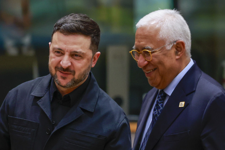 Volodimir Zelenszkij ukrán elnök és António Costa, az Európai Tanács elnöke a brüsszeli EU-csúcson 2025. december 18-án 
