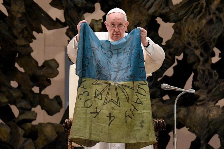 Ukrán zászlóval a kezében sürgette a háború leállítását Ferenc pápa. Fotó: vatican.va