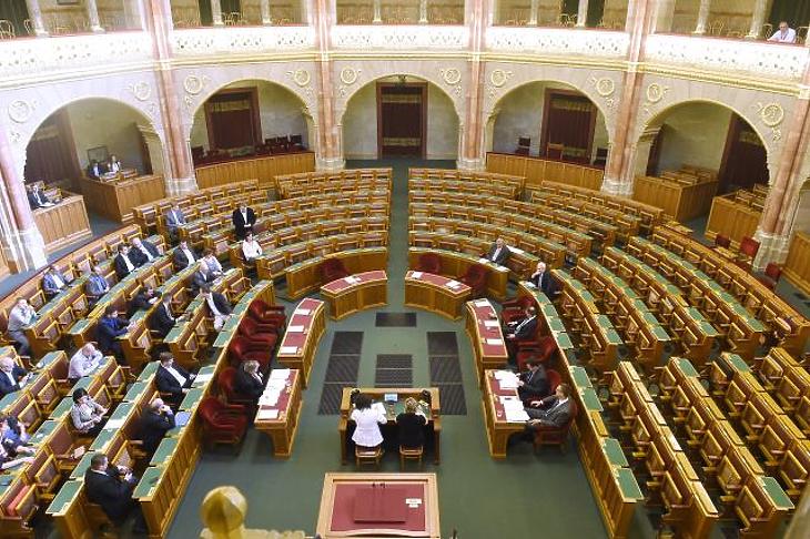 Felpörögnek az események a parlamentben a héten