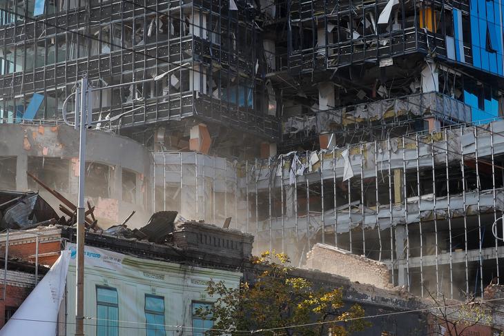 Rakétámadásban megrongálódott épület Kijev belvárosában 2022. október 10-én. Fotó: EPA/SERGEY DOLZHENKO