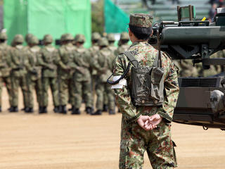 Japán felpörgeti katonai kiadásait