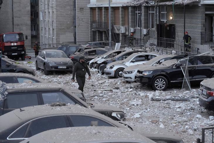 Így néz ki egy korábbi orosz dróntámadás után Kijev egyik része.  Fotó: MTI/AP