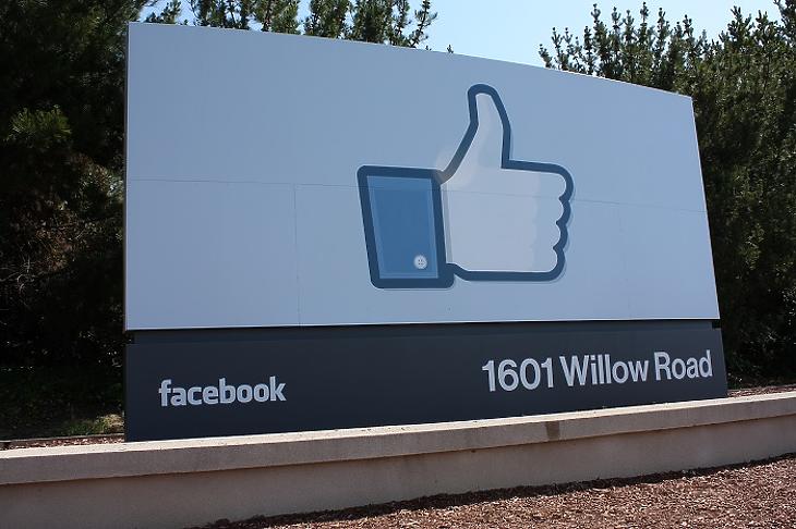 Óriási fordulat: fizetni fog a hírekért a Facebook