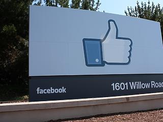Óriási fordulat: fizetni fog a hírekért a Facebook