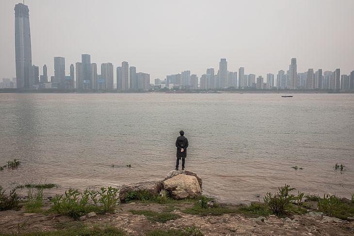 Egy férfi áll a Jangce-folyó partján 2020. április 3-án. EPA/ROMAN PILIPEY
