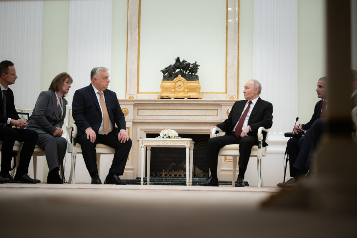 Orbán Viktor és Vlagyimir Putyin találkozója a moszkvai Kremlben 2025. november 28-án, balról Szijjártó Péter
