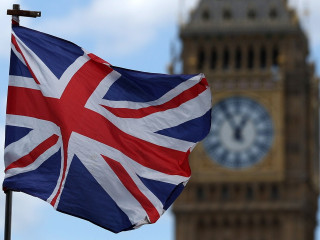 Nemzeti színű zászló leng a brit parlamentnek otthont adó londoni Westminster-palota óratornya, a Big Ben előtt 2024. július 4-én, a brit parlamenti választások napján