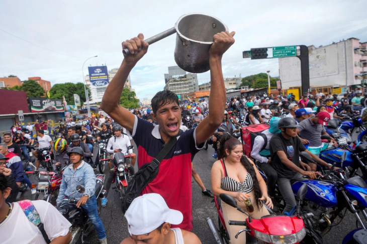 Az előző napi venezuelai elnökválasztás hivatalos eredménye miatt tiltakoznak Caracasban 2024. július 29-én. A hivatalban lévő elnök és az ellenzéki jelölt egyaránt győztesnek nyilvánította magát, a választási hatóság Nicolás Maduro elnök győzelmét állapította meg