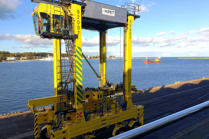 Ezzel a szerkezettel pakolnak ki-be a konténerekből