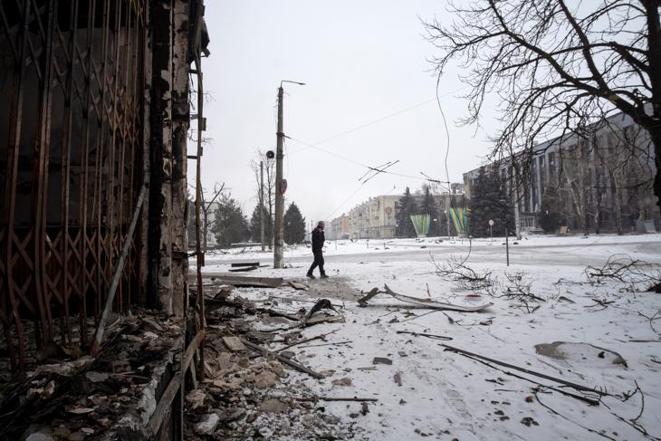 Szétlőtt épületek a kelet-ukrajnai Bahmutban. Fotó: EPA/MARIA SENOVILLA