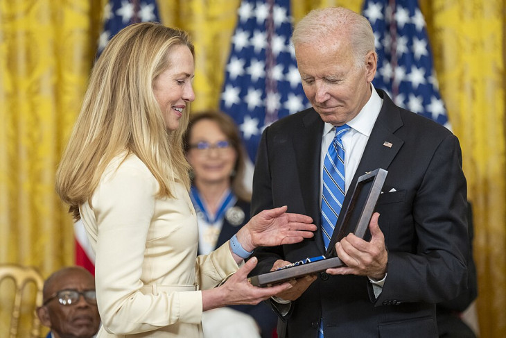 Joe Biden, korábbi amerikai elnök elnök 2022. július 7-én a Fehér Ház keleti termében adta át a Szabadság Érdemrendet Steve Jobs posztumusz kitüntetéseként özvegyének, Laurene Powell Jobsnak