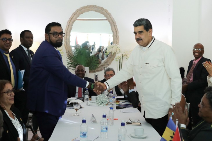 Békésen rendezik? Nicolás Maduro venezuelai elnök (j) és Irfaan Ali guyanai elnök kezet fog az Essequibo terület feletti határvita ügyében tartott találkozójukon Saint Vincent és Grenadine-szigetek fővárosában, Kingstownban 2023. december 14-én.  Fotó? MTI/EPA/Venezuelai elnöki hivatal sajtóosztálya 