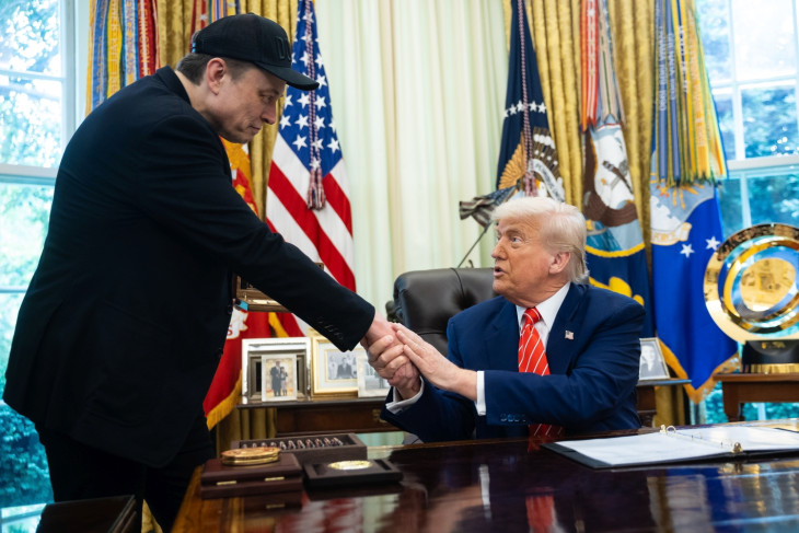 Az utolsó kézfogás? Donald Trump amerikai elnök és Elon Musk milliárdos amerikai üzletember kezet fog 2025. május 30-án a washingtoni Fehér Ház Ovális irodájában tartott sajtótájékoztatójukon, amelyet abból az alkalomból tartottak, hogy Musk távozik a Kormányzati Hatékonysági Osztály (Department of Government Efficiency - DOGE) éléről. Musk egyébként egy kissé zavartan viselkedett, és bal szeme körül egy monokli is volt - ezt a hivatalos magyarázat szerint az okozta, hogy ötéves fia behúzott neki egyet.