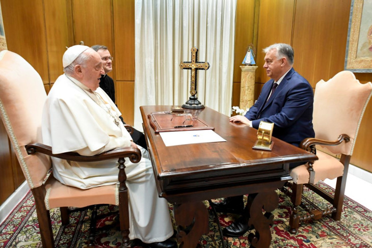 A Vatican Media által közreadott képen Ferenc pápa audiencián fogadja Orbán Viktor miniszterelnököt a Vatikánban 2024. december 4-én 