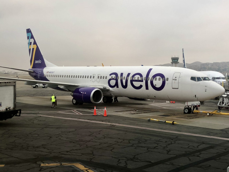 Az Avelo egy Boeing 737-800-as gépe a hollywoodi Burbank reptéren