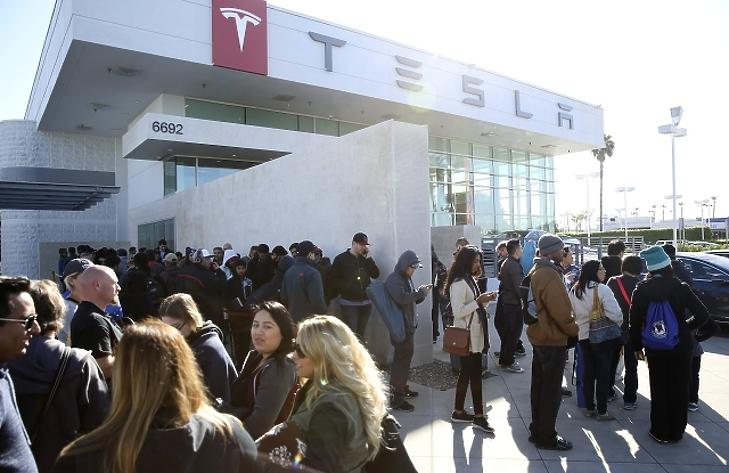 Tesla-árrobbanás, megállíthatatlan Mészáros-birodalom