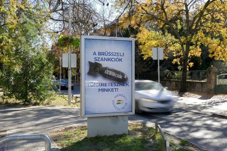 Kormányzati plakát Budapesten. Fotó: MTI/Koszticsák Szilárd
