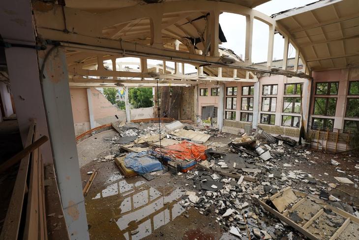 A harkivi Nemzeti Műszaki Egyetem orosz légicsapásban megsemmisült tornaterme 2022. június 24-én. MTI/AP